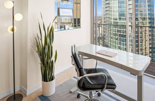 Waterfront Condo | Midterm High-Rise 3Bed 2 Bath Views, Massage Chair, Pool