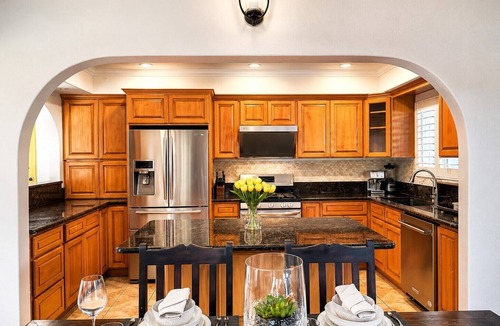 El Rancho House | Midterm Rental: Peaceful House with Big Yard, AC, Wifi, Laundry, Tesla Charger.