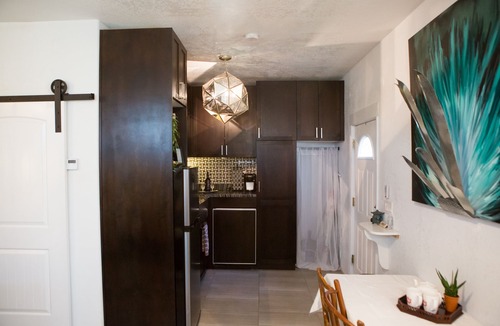 Woodlea Cottage | Midtown Detached Studio Cottage-Heated Pool & Hot Tub-Covered-Gated Parking