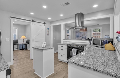 Wilmington House | ~Midtown Hub~ Compound Retreat for Large Groups - Huge Lot - 5 min to WB+Airlie
