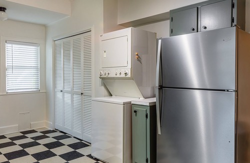 Vollintine-Evergreen House | Midtown KING SUITE centrally located with FREE parking