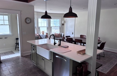 South Hyde Park House | Midtown Renovated Home Historical Charm Sleeps 10