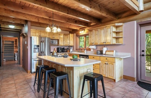 Midway Cabin | Midway Hillside Cabin Getaway | Hot Tub & Games