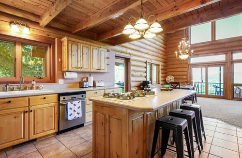 Midway Cabin | Midway Hillside Cabin Getaway | Hot Tub & Games
