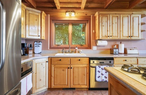 Midway Cabin | Midway Hillside Cabin Getaway | Hot Tub & Games