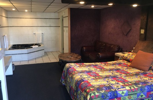 Oak Lawn Hotel | Midway Inn & Suites