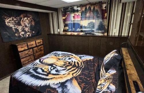 Brooklyn Park House | MidwestBNB Room1, quite cabin in the wood vibes