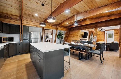 Williams Cabin | Mighty Moose, Epic Game Lodge Near Grand Canyon Sleeps 10