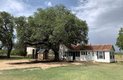 D'Hanis House | Mighty Oaks Retreat, Valdina Farms, D'Hanis, TX