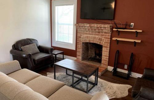 D'Hanis House | Mighty Oaks Retreat, Valdina Farms, D'Hanis, TX