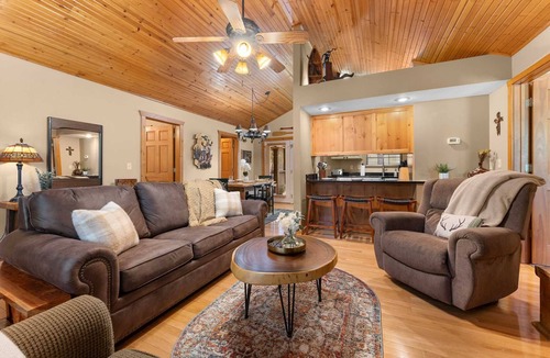 Reeds Spring Cabin | "Mighty Oaks" Stonebridge Lodge - Double King Master -End of the road and close to SDC - Lodge #80