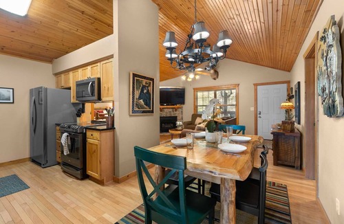 Reeds Spring Cabin | "Mighty Oaks" Stonebridge Lodge - Double King Master -End of the road and close to SDC - Lodge #80