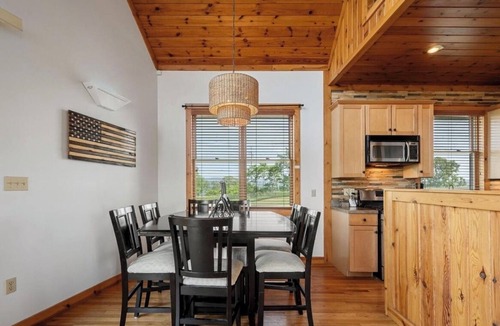 South Fork Cabin | Mighty Wind-mountaintop views Lost River chalet