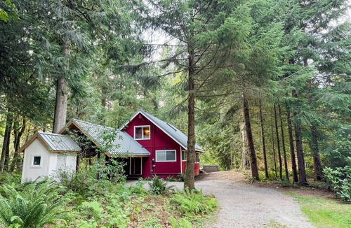 Baring House | Miley's Mountain House- 25 min from Stevens Pass, creek side firepit, hot tub