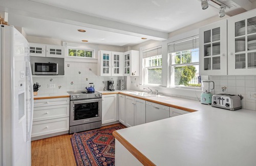 Tisbury House | Mill Hill - Walking Distance From Town And Ferry With Ocean View
