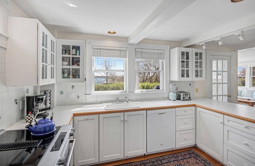 Tisbury House | Mill Hill - Walking Distance From Town And Ferry With Ocean View