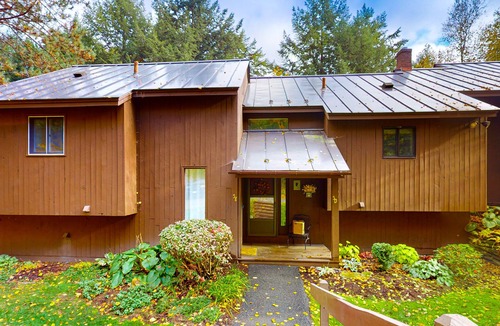 Quechee House | Mill Run getaway near Quechee Club & Main Street - mountain view, fireplace & AC