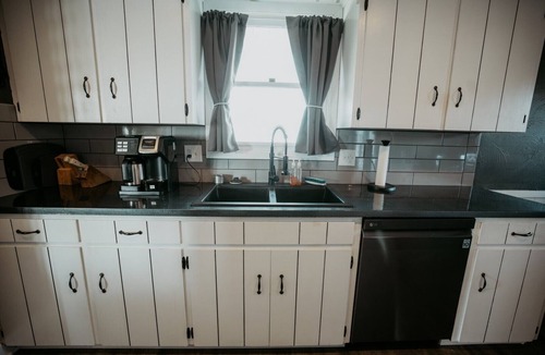 Chalco House | Millard Home Near I-80, 3BR, WiFi, Smart TVs, Parking, Quiet Area