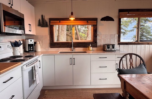 Bowen Island Apartment | Miller Oceanfront Retreat | Cabins by the Sea