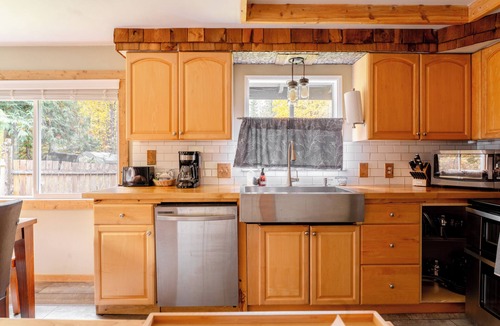Baring Cabin | Millie's charming pet friendly cabin w/wifi, fenced yard by hikes & Stevens Pass