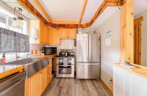 Baring Cabin | Millie's charming pet friendly cabin w/wifi, fenced yard by hikes & Stevens Pass