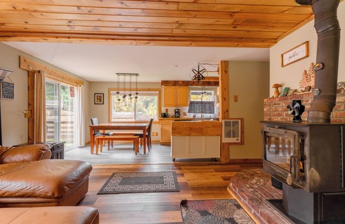 Baring Cabin | Millie's charming pet friendly cabin w/wifi, fenced yard by hikes & Stevens Pass