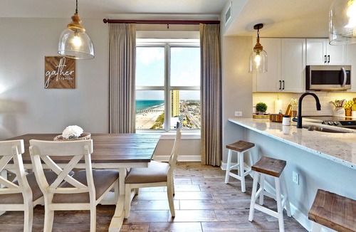 Panama City Beach Hotel | Million dollar views! Beachfront corner unit @ Grand Panama Resort! Sleeps 10