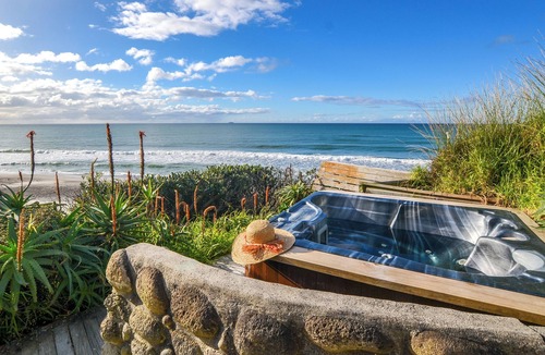 Pukehina House | Million Dollar View, Private Beach Access and a Spa Pool