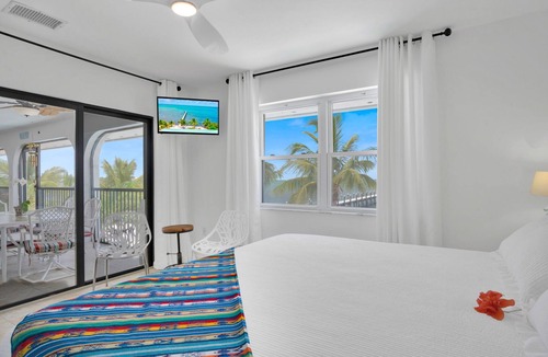 Marathon House | MILLION DOLLAR VIEW very private 4 bedroom resort with pool, pier, kayaks, spa