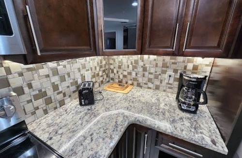 Fairview Shores House | Mills House @WP. Sleeps 11 Renovated. Queen beds