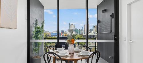 Milton Apartment | Milton Luxe 1Bd with City Views Pool Car Park Balcony Walk to Suncorp