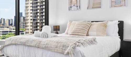 Milton Apartment | Milton Luxe 1Bd with City Views Pool Car Park Balcony Walk to Suncorp