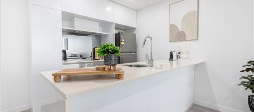 Milton Apartment | Milton Luxe 1Bd with City Views Pool Car Park Balcony Walk to Suncorp