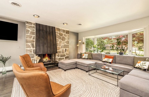 Glendale House | Milwaukee Riverside Retreat w/Hot Tub + Game Room