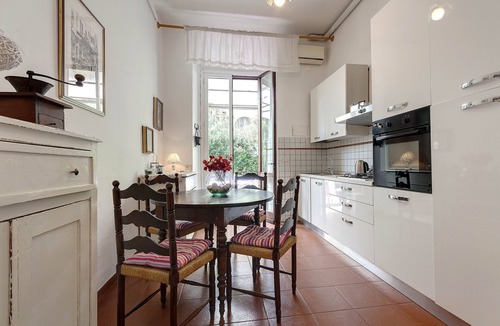 Santa Maria Novella Apartment | Mimi, spacious apartment with private garden in the heart of Florence