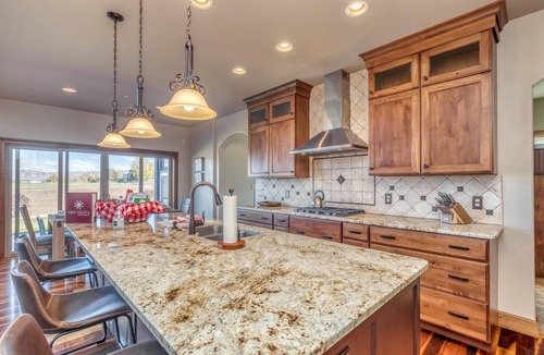 Fruita House | Mimosa Fields: Designer Kitchen w/Outdoor Oasis