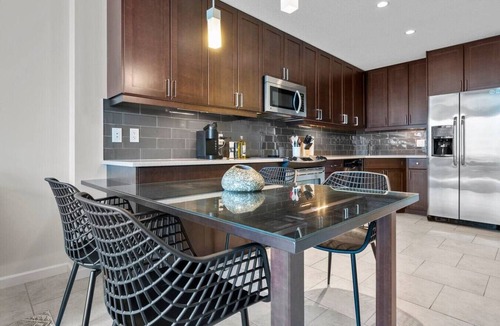 Beltline Apartment | Min to Saddledome| Maple Mirage|Cgy Tower Views|AC