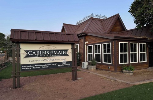 Payson House | Mini Cabin stay with pickleball court!