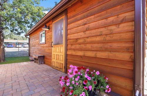 Payson House | Mini Cabin stay with pickleball court!
