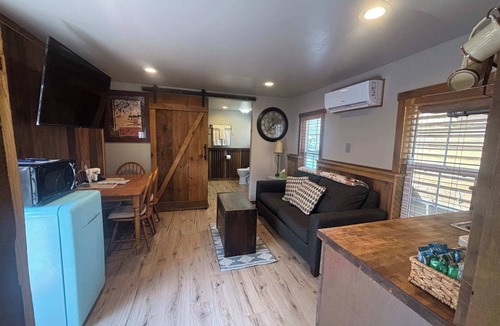 Payson House | Mini Cabin with Pickle ball court !