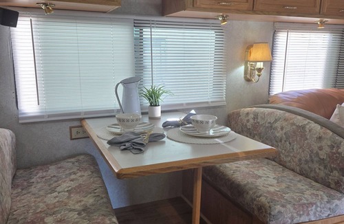 West Ridge House | Mini farm vibe stationary RV in No. San Diego County with WiFi, AC. TV. Views.