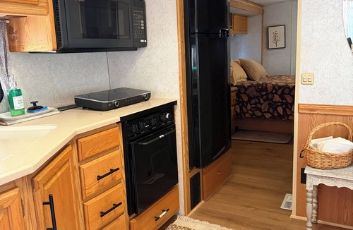 West Ridge House | Mini farm vibe stationary RV in No. San Diego County with WiFi, AC. TV. Views.
