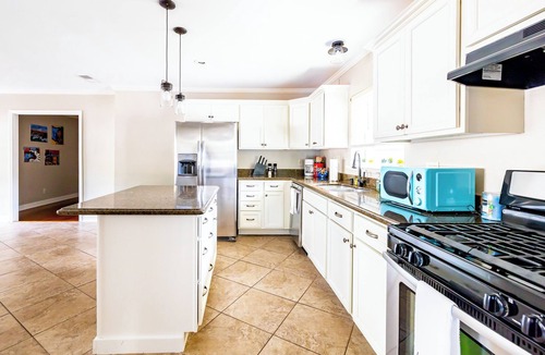 East Memphis House | Mini-Golf ~ Heated Pool ~ Hot Tub ~ Game Room