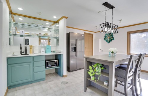 Brighton Cottage | Mini Golf & Hot Tub! Group Retreat in Brighton