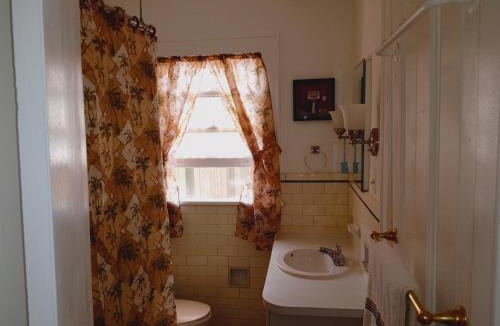 Plainfield House | Mini Mansion Hotel near public transportation is the yellow and green house on the corner of 8th st and Madison avenue
