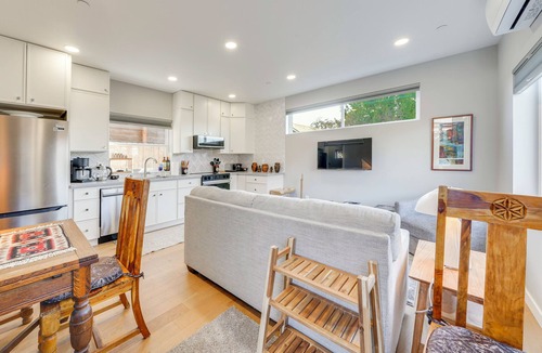 Mid-Beacon Hill House | ‘Mini Pearl’ Sleek Seattle Gem 3 Mi to Lumen Field