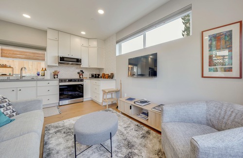 Mid-Beacon Hill House | ‘Mini Pearl’ Sleek Seattle Gem 3 Mi to Lumen Field