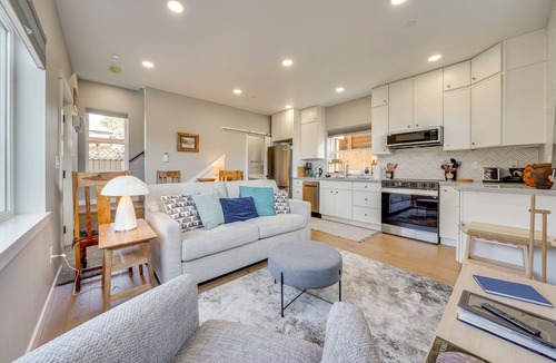 Mid-Beacon Hill House | ‘Mini Pearl’ Sleek Seattle Gem 3 Mi to Lumen Field