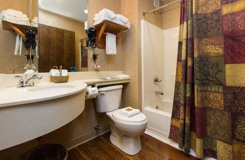 Onalaska Hotel | Mini Premier Suite w/Heated Pool & Breakfast | 4mi to Lake Onalaska