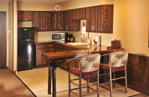 Onalaska Hotel | Mini Premier Suite w/Hot Tub, Bar & Breakfast | 6mi to Children's Museum